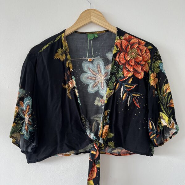 Cropped Estampado Fundo Preto Farm