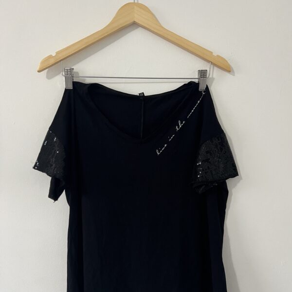 BLUSA PRETA COM DECOTE EM V E MANGA COM PAETÊS