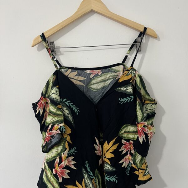 BLUSA COM ESTAMPA TROPICAL E ALÇAS FINAS