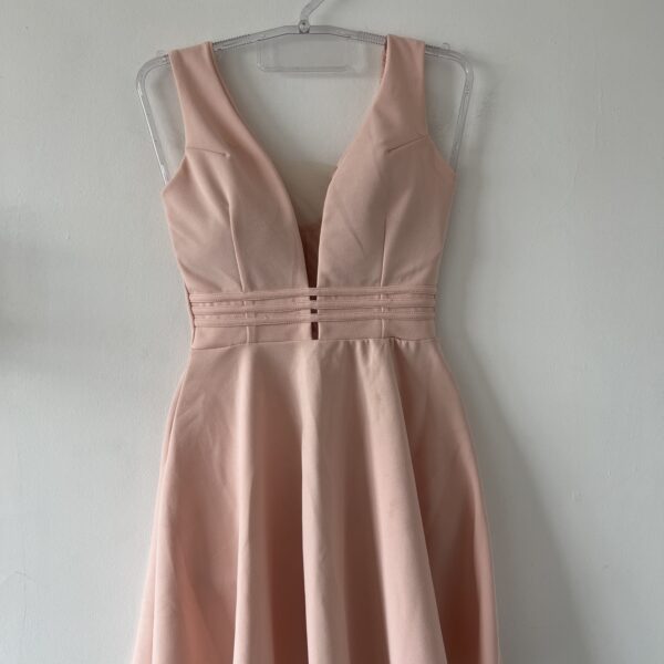 VESTIDO CURTO ROSÊ COM DECOTE V e DETALHE CUT OUT