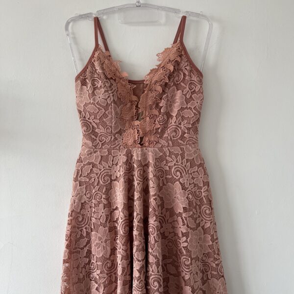 VESTIDO CURTO DE RENDA ROSÊ COM DETALHES FLORAIS