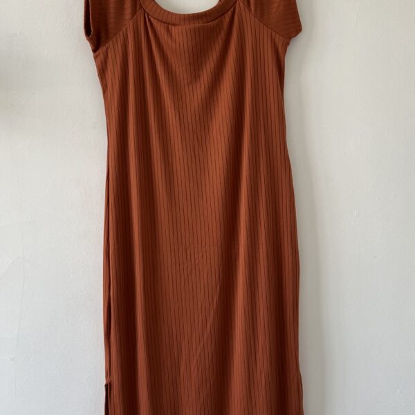 VESTIDO MIDI TERRACOTA CANELADO