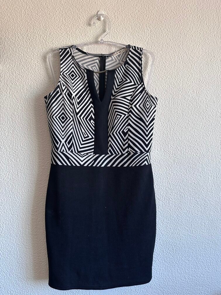 Vestido Preto e Branco Estampa Geométrica