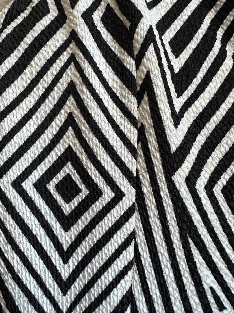 Vestido Preto e Branco Estampa Geométrica - Imagem 4