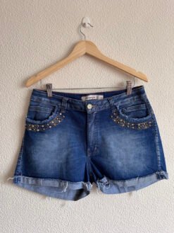 Short Jeans com Detalhes Dourados
