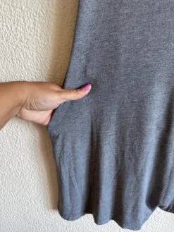 Alternative view of Macaquinho Cinza Soltinho