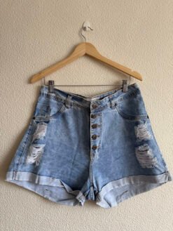 Short Jeans Claro Desfiado Fechamento em Botões