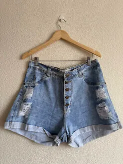 Short Jeans Claro Desfiado Fechamento em Botões