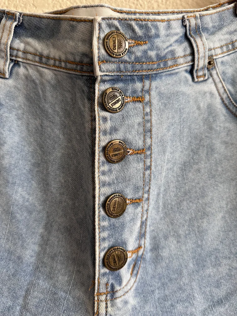Short Jeans Claro Desfiado Fechamento em Botões - Imagem 3
