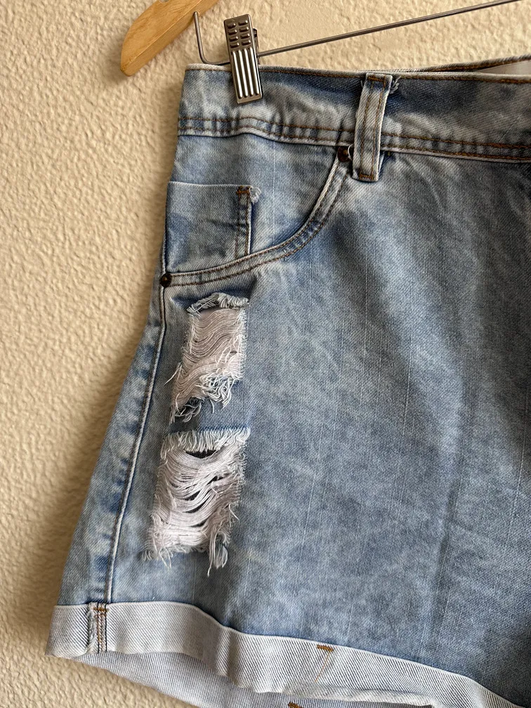 Short Jeans Claro Desfiado Fechamento em Botões - Imagem 4