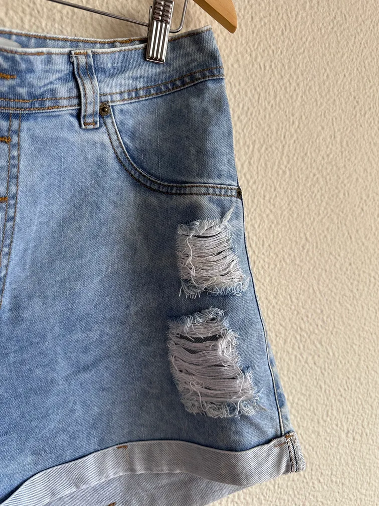 Short Jeans Claro Desfiado Fechamento em Botões - Imagem 5