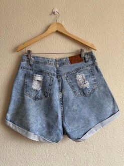 Alternative view of Short Jeans Claro Desfiado Fechamento em Botões