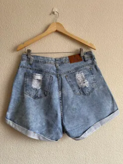 Alternative view of Short Jeans Claro Desfiado Fechamento em Botões