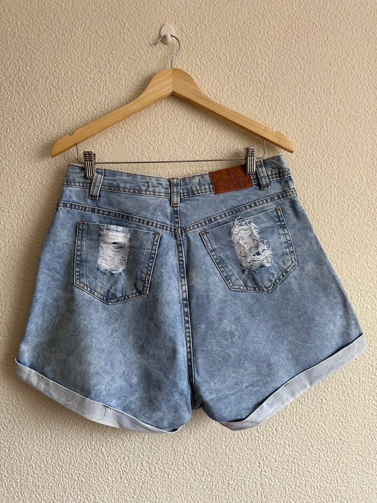 Short Jeans Claro Desfiado Fechamento em Botões - Imagem 2