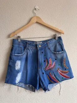 Short Jeans Desfiado Bordado Bananas Coloridas