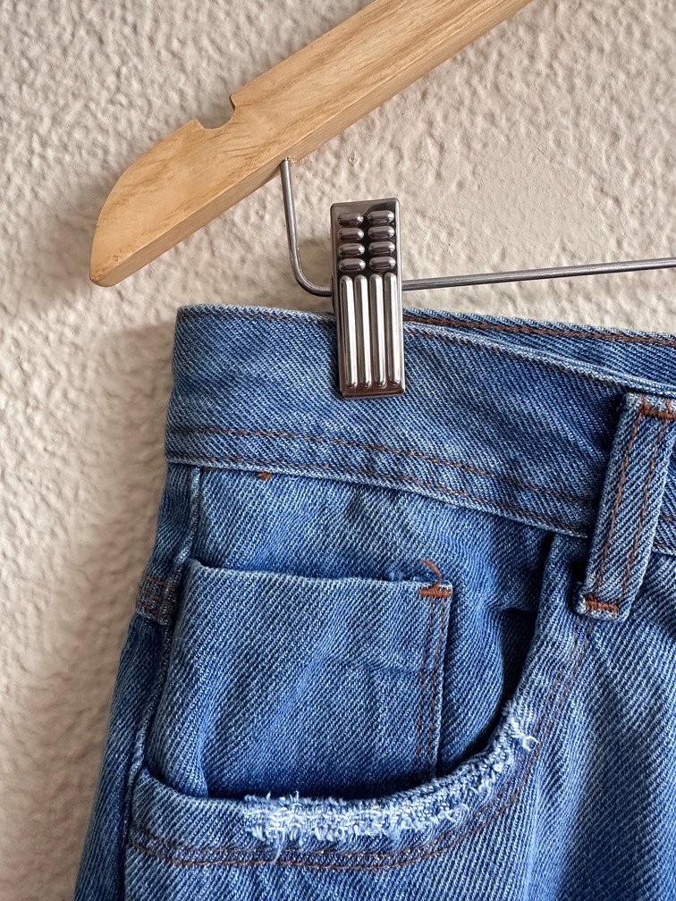 Short Jeans Desfiado Bordado Bananas Coloridas Tamanho 44 - Imagem 5