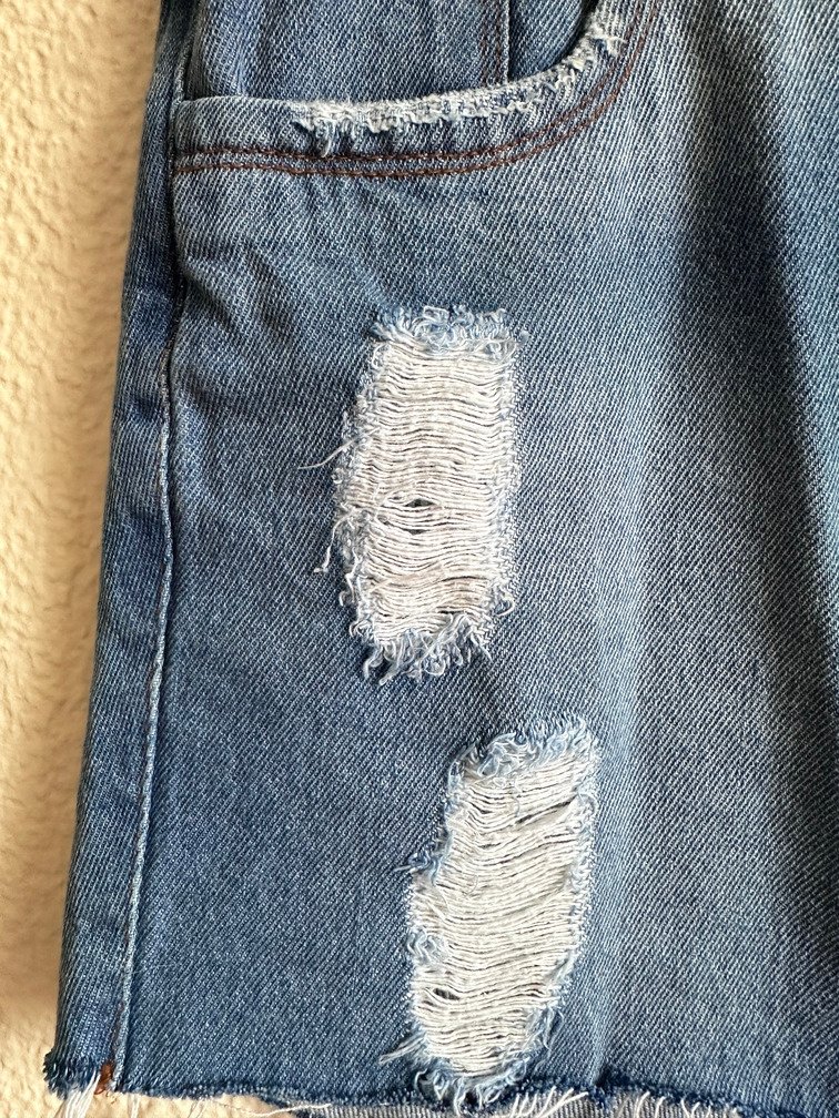 Short Jeans Desfiado Bordado Bananas Coloridas Tamanho 44 - Imagem 4