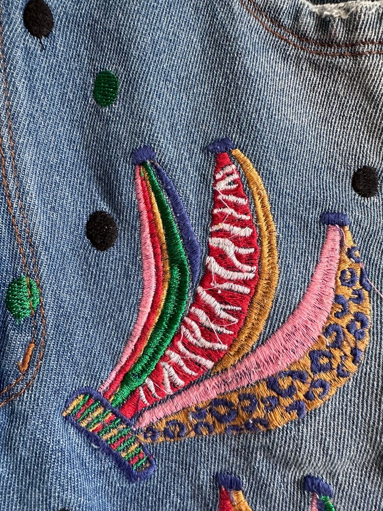 Short Jeans Desfiado Bordado Bananas Coloridas Tamanho 44 - Imagem 3