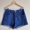 Short Jeans Escuro Bordado Caranguejo