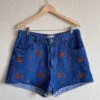 Short Jeans Escuro Bordado Caranguejo