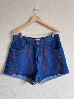 Short Jeans Escuro Bordado Caranguejo