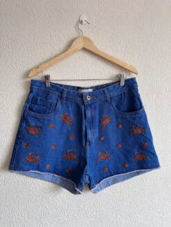 Short Jeans Escuro Bordado Caranguejo