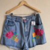 Short Jeans Flores Bordadas com Etiqueta