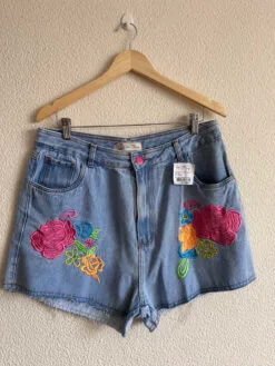 Short Jeans Flores Bordadas com Etiqueta