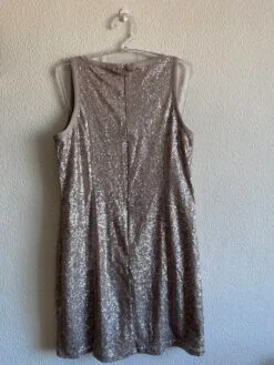 Alternative view of Vestido de Paetês Dourados