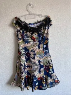 Vestido Estampado com decote em Renda Preta