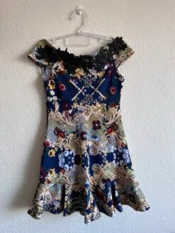 Alternative view of Vestido Estampado com decote em Renda Preta