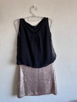 Vestido Preto com Paetês Dourados